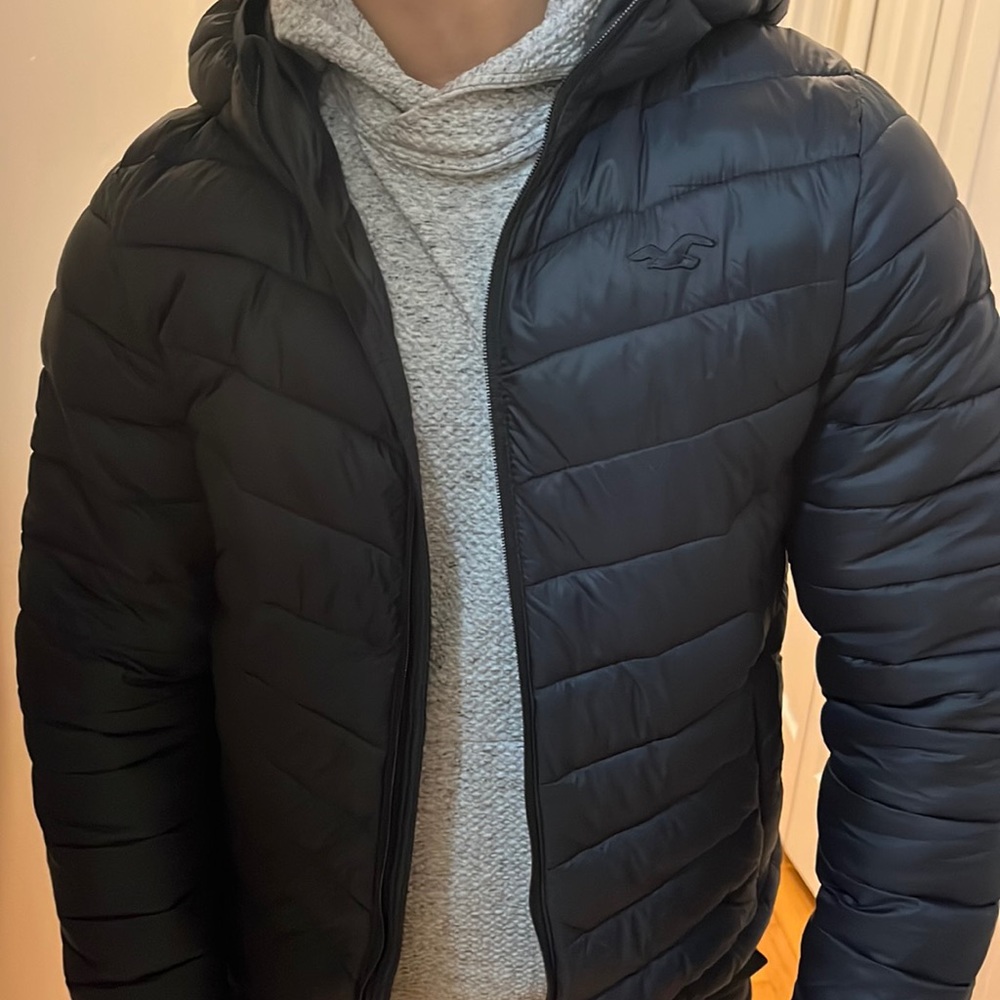 Men’s Black Hollister puffer jacket. Size small.  Great condition.